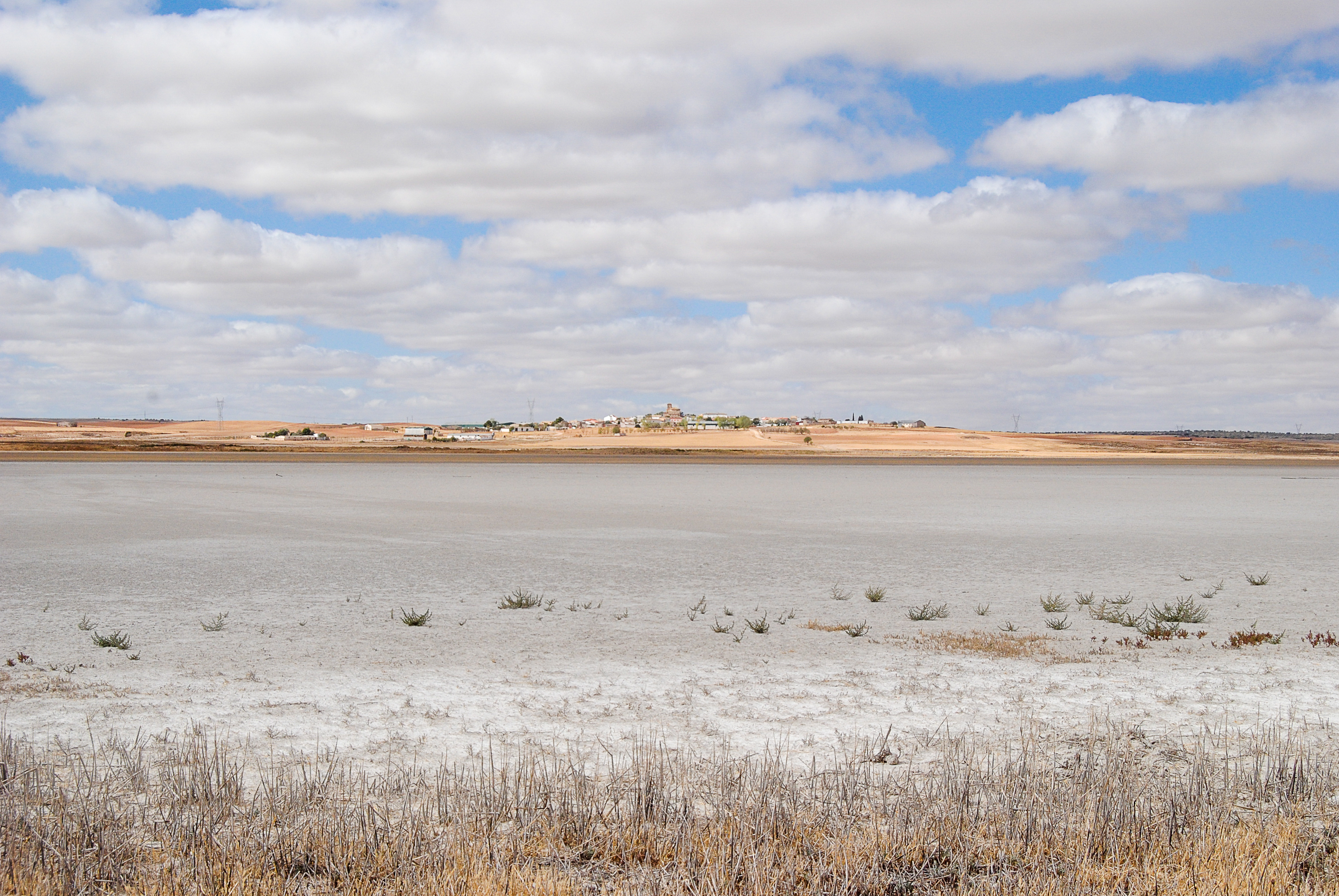 Panorámica de la laguna de El Hito en verano